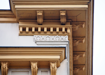 830033 Detail van de linker zijgevel van het voormalige Vinkepand (Vredenburg 40) te Utrecht.